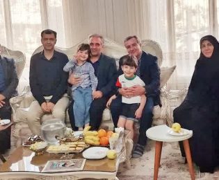 دکتر محمدرضا گروسی سرپرست سازمان فرهنگی، هنری، ورزشی و سیاحتی کوثر با فرزندان شهید محمد هاشم ورمزیار از نخبگان علمی و اجتماعی کشوری دیدار کرد