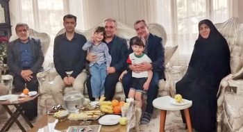 دکتر محمدرضا گروسی سرپرست سازمان فرهنگی، هنری، ورزشی و سیاحتی کوثر با فرزندان شهید محمد هاشم ورمزیار از نخبگان علمی و اجتماعی کشوری دیدار کرد