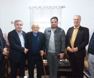 دیدار دکتر محمدرضا گروسی با پدر  شهید سرافراز علی میرابوطالبی در شهرستان رامسر