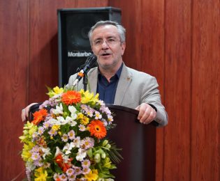 دکتر محمدرضا گروسی : توزیع عادلانه خدمات به خانواده معظم شهدا و ایثارگران از اولویتهای ما در سازمان است.