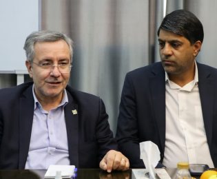 دکتر محمدرضا گروسی در دیدار با معاون هماهنگی امور زائرین و گردشگری استانداری فارس: تمامی ارگان‌ها باید بخشی از ظرفیت‌های خود را در اختیار خانواده معظم شاهد و ایثارگر قرار دهند