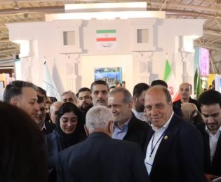 بازدید دکتر پزشکیان از غرفه سازمان فرهنگی، هنری، ورزشی و سیاحتی کوثر