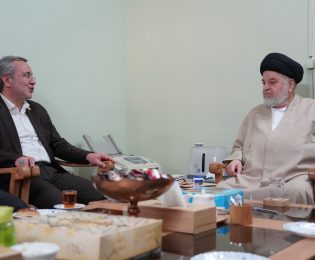 دکتر محمدرضا گروسی مدیرعامل سازمان فرهنگی، هنری، ورزشی و سیاحتی کوثر  با آیت‌الله سیدجواد شهرستانی، رئیس دفتر آیت‌الله‌العظمی سیستانی در ایران دیدار و گفت و گو کرد