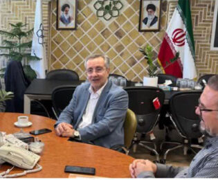 دکتر محمدرضا گروسی با اعضای شورای شهر مشهد و شهردار منطقه ثامن دیدار و گفتگو کرد.