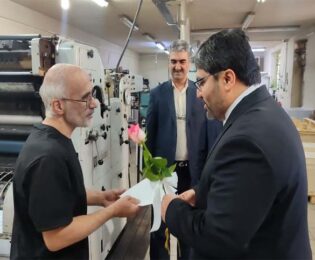 اسماعیل سجادی منش  همزمان با روز صنعت چاپ با مدیر و کارکنان چاپخانه کوثر دیدار و گفتگو کرد