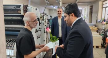 اسماعیل سجادی منش  همزمان با روز صنعت چاپ با مدیر و کارکنان چاپخانه کوثر دیدار و گفتگو کرد