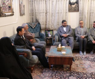 اسماعیل سجادی منش با خانواده شهید مدافع حرم حاج حمیدرضا اسداللهی دیدار و گفتگو کرد